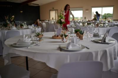 Bouteille de vin rouge Domaine Delaunay Anjou-Villages posée sur une table avec un morceau de pain au premier plan.