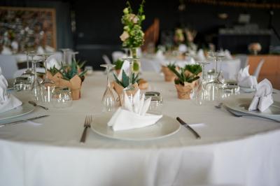 Bouteille de vin rouge Domaine Delaunay Anjou-Villages posée sur une table avec un morceau de pain au premier plan.