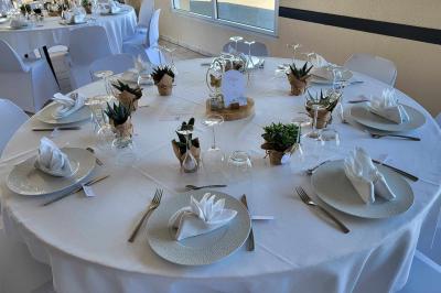 Bouteille de vin rouge Domaine Delaunay Anjou-Villages posée sur une table avec un morceau de pain au premier plan.