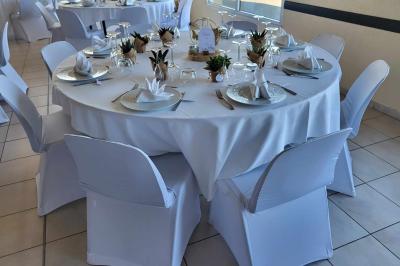 Bouteille de vin rouge Domaine Delaunay Anjou-Villages posée sur une table avec un morceau de pain au premier plan.