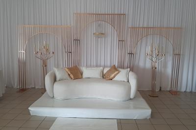 Centre de table élégant avec des roses blanches et des pampilles en cristal, entouré de vaisselle sur une nappe blanche.