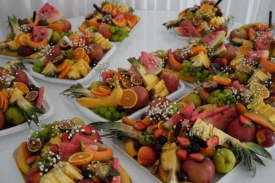 Centre de table élégant avec des roses blanches et des pampilles en cristal, entouré de vaisselle sur une nappe blanche.