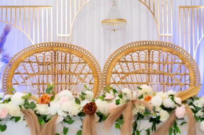 Centre de table élégant avec des roses blanches et des pampilles en cristal, entouré de vaisselle sur une nappe blanche.