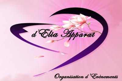 Centre de table élégant avec des roses blanches et des pampilles en cristal, entouré de vaisselle sur une nappe blanche.