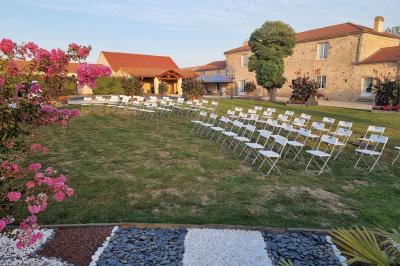 Cuisine professionnelle avec évier en inox, lave-vaisselle industriel, chariots noirs et casiers empilés sur sol carrelé.