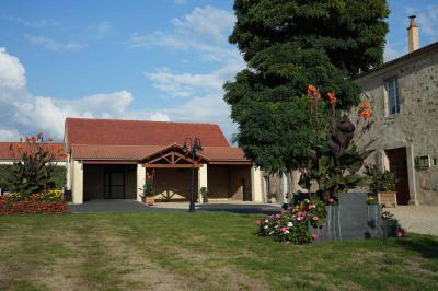 Cuisine professionnelle avec évier en inox, lave-vaisselle industriel, chariots noirs et casiers empilés sur sol carrelé.