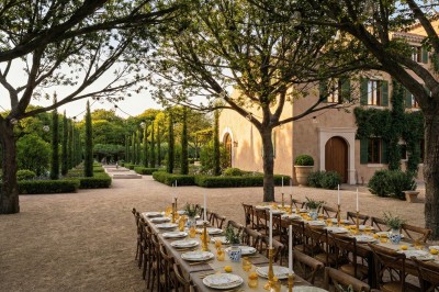 Plan illustré d'un domaine avec jardin structuré, piscine, bâtiments en tuiles et espaces verts entourés de haies.