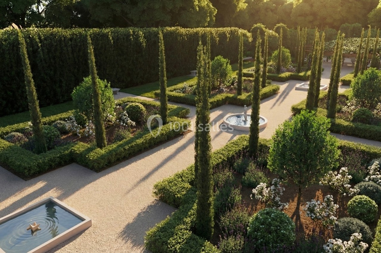Jardin à la française avec allées symétriques, haies taillées, fontaines et arbres élancés sous une lumière douce.
