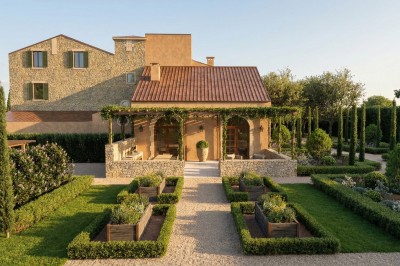 Plan illustré d'un domaine avec jardin structuré, piscine, bâtiments en tuiles et espaces verts entourés de haies.
