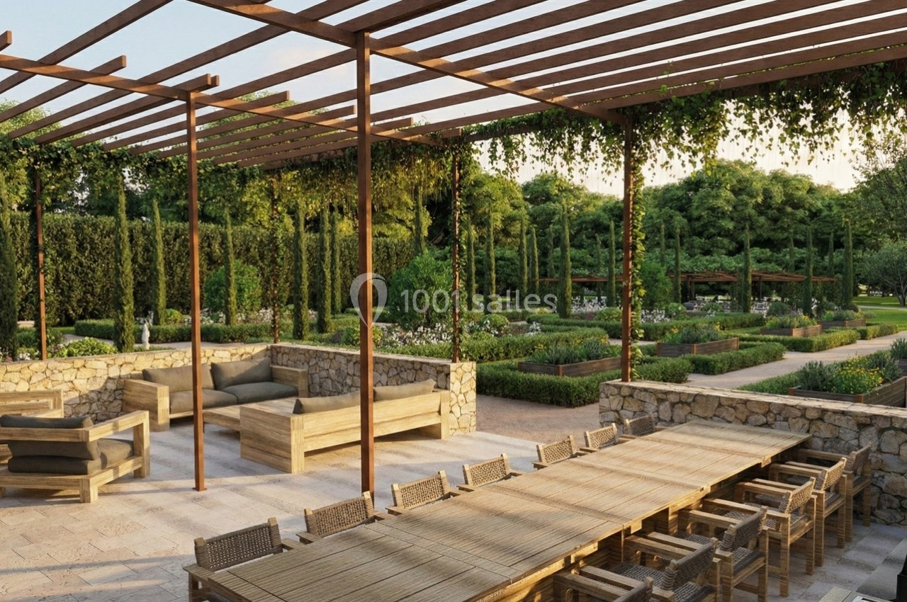 Terrasse en bois avec pergola, mobilier extérieur et vue sur un jardin aménagé avec haies et allées.