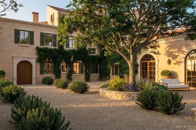 Plan illustré d'un domaine avec jardin structuré, piscine, bâtiments en tuiles et espaces verts entourés de haies.
