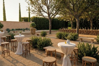 Plan illustré d'un domaine avec jardin structuré, piscine, bâtiments en tuiles et espaces verts entourés de haies.
