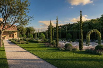 Plan illustré d'un domaine avec jardin structuré, piscine, bâtiments en tuiles et espaces verts entourés de haies.