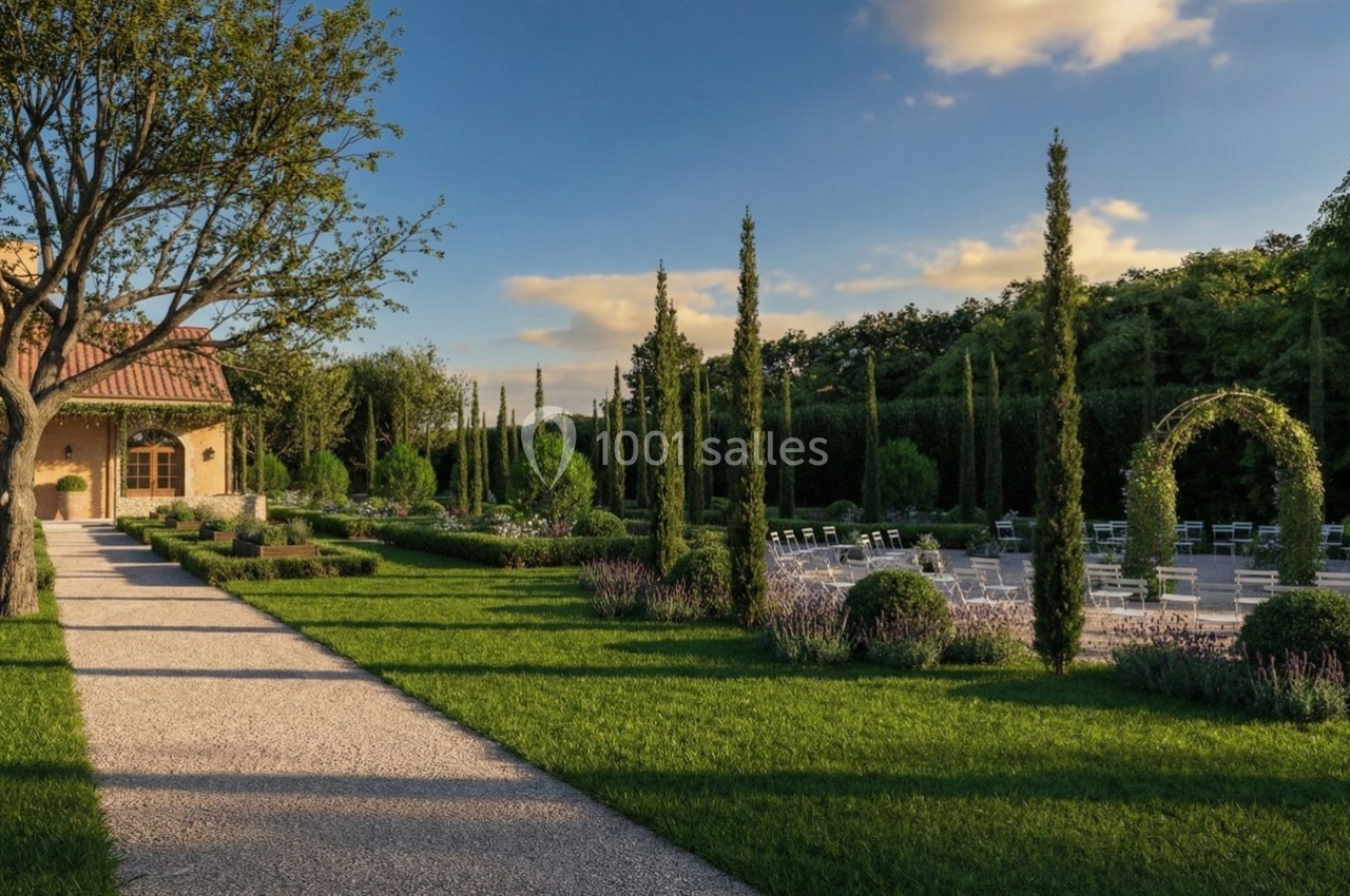 Jardin aménagé avec allée gravillonnée, pelouse, cyprès, arches fleuries et chaises disposées en extérieur.