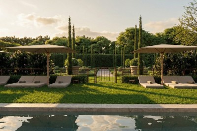 Plan illustré d'un domaine avec jardin structuré, piscine, bâtiments en tuiles et espaces verts entourés de haies.