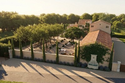 Plan illustré d'un domaine avec jardin structuré, piscine, bâtiments en tuiles et espaces verts entourés de haies.