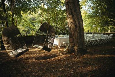 Un coin café moderne installé dans une alcôve en pierre ancienne avec une fresque et des colonnes décoratives.