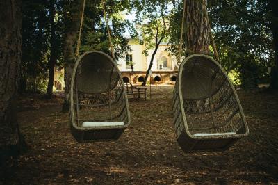 Un coin café moderne installé dans une alcôve en pierre ancienne avec une fresque et des colonnes décoratives.