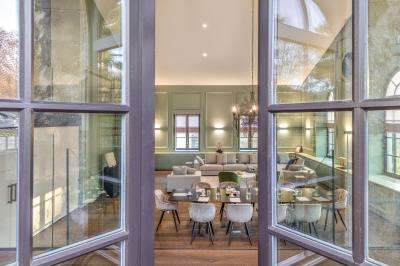 Un coin café moderne installé dans une alcôve en pierre ancienne avec une fresque et des colonnes décoratives.