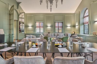 Un coin café moderne installé dans une alcôve en pierre ancienne avec une fresque et des colonnes décoratives.