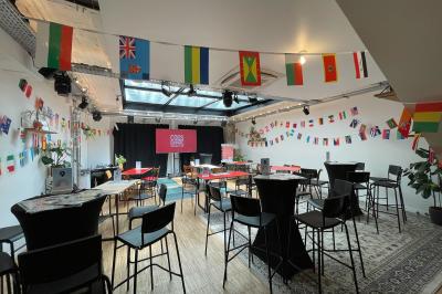 Des personnes construisent des structures avec de grands blocs en plastique dans une salle décorée sur le thème de l'Égypte.