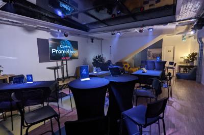 Des personnes construisent des structures avec de grands blocs en plastique dans une salle décorée sur le thème de l'Égypte.