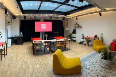 Des personnes construisent des structures avec de grands blocs en plastique dans une salle décorée sur le thème de l'Égypte.