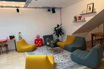 Des personnes construisent des structures avec de grands blocs en plastique dans une salle décorée sur le thème de l'Égypte.