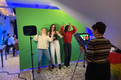 Des personnes construisent des structures avec de grands blocs en plastique dans une salle décorée sur le thème de l'Égypte.