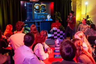 Des personnes construisent des structures avec de grands blocs en plastique dans une salle décorée sur le thème de l'Égypte.