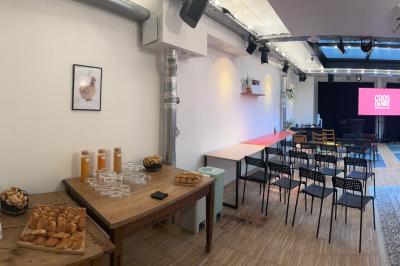 Des personnes construisent des structures avec de grands blocs en plastique dans une salle décorée sur le thème de l'Égypte.