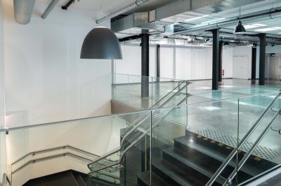 Salle de bain moderne avec murs et sols en finition bois, lavabo collectif et éclairage encastré.