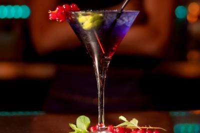 Salle de restaurant avec des tables dressées, des chaises en cuir marron et une enseigne murale ’LA CASA’.