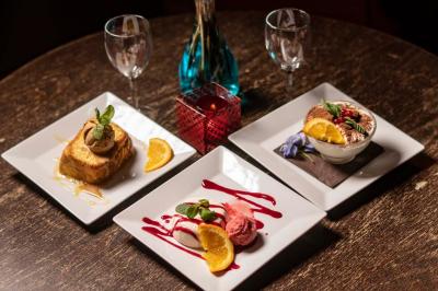 Salle de restaurant avec des tables dressées, des chaises en cuir marron et une enseigne murale ’LA CASA’.