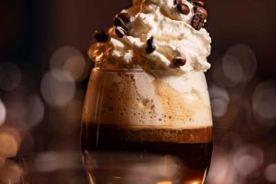 Salle de restaurant avec des tables dressées, des chaises en cuir marron et une enseigne murale ’LA CASA’.