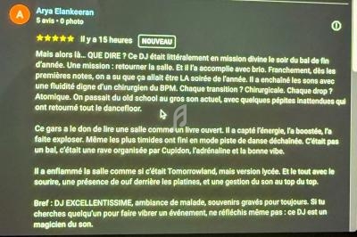 Texte affiché sur un écran, décrivant une performance de DJ avec des détails sur l'ambiance et l'énergie de la soirée.