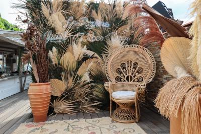 Rangées de chaises blanches alignées en extérieur, probablement pour un événement ou une cérémonie.