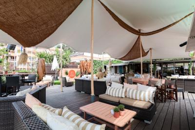 Rangées de chaises blanches alignées en extérieur, probablement pour un événement ou une cérémonie.