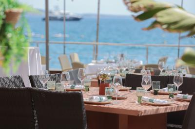 Rangées de chaises blanches alignées en extérieur, probablement pour un événement ou une cérémonie.
