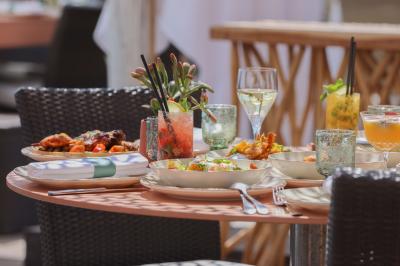 Rangées de chaises blanches alignées en extérieur, probablement pour un événement ou une cérémonie.