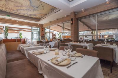 Rangées de chaises blanches alignées en extérieur, probablement pour un événement ou une cérémonie.