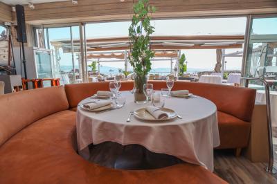 Rangées de chaises blanches alignées en extérieur, probablement pour un événement ou une cérémonie.