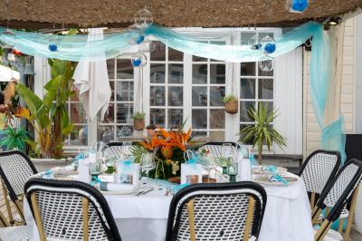 Rangées de chaises blanches alignées en extérieur, probablement pour un événement ou une cérémonie.