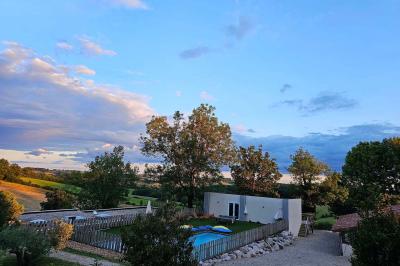 La paillotte du Boulodrome avec sa vue sur le coucher de soleil
