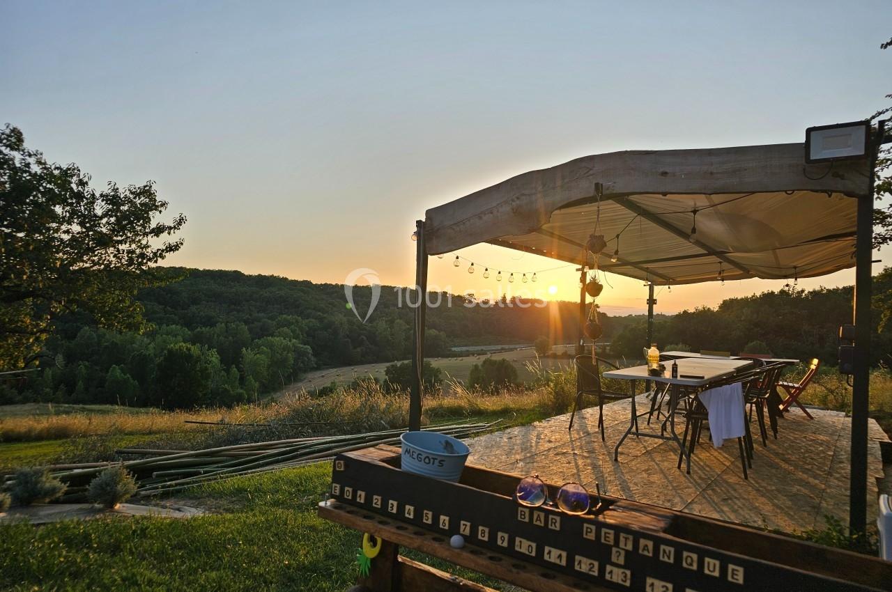 La paillotte du Boulodrome avec sa vue sur le coucher de soleil