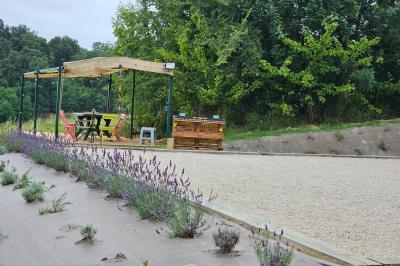 La paillotte du Boulodrome avec sa vue sur le coucher de soleil