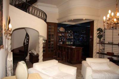 Décoration de table de réception avec nappes blanches, chandeliers, vaisselle élégante et arrangement floral blanc.