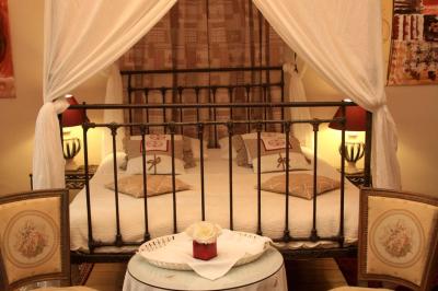 Décoration de table de réception avec nappes blanches, chandeliers, vaisselle élégante et arrangement floral blanc.