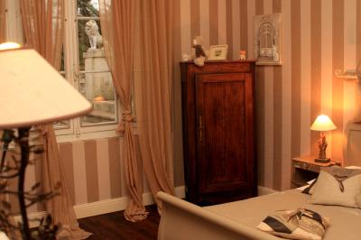 Décoration de table de réception avec nappes blanches, chandeliers, vaisselle élégante et arrangement floral blanc.