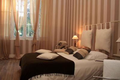 Décoration de table de réception avec nappes blanches, chandeliers, vaisselle élégante et arrangement floral blanc.